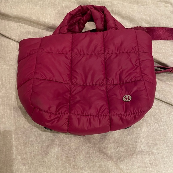 Lululemon athletica Quilted Grid Tote Bag Mini 5L- Burgundy - Picture 3 of 5
